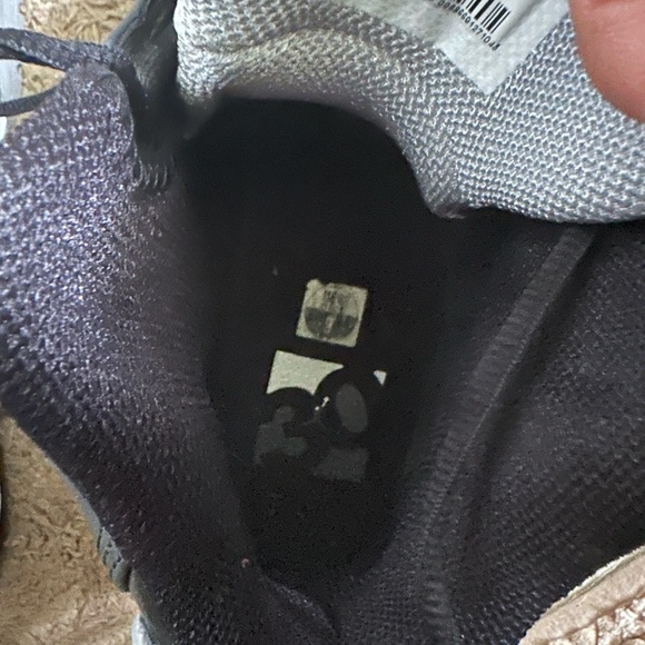 I have a clean pair of air Jordan size 9 - Picture 3 of 7